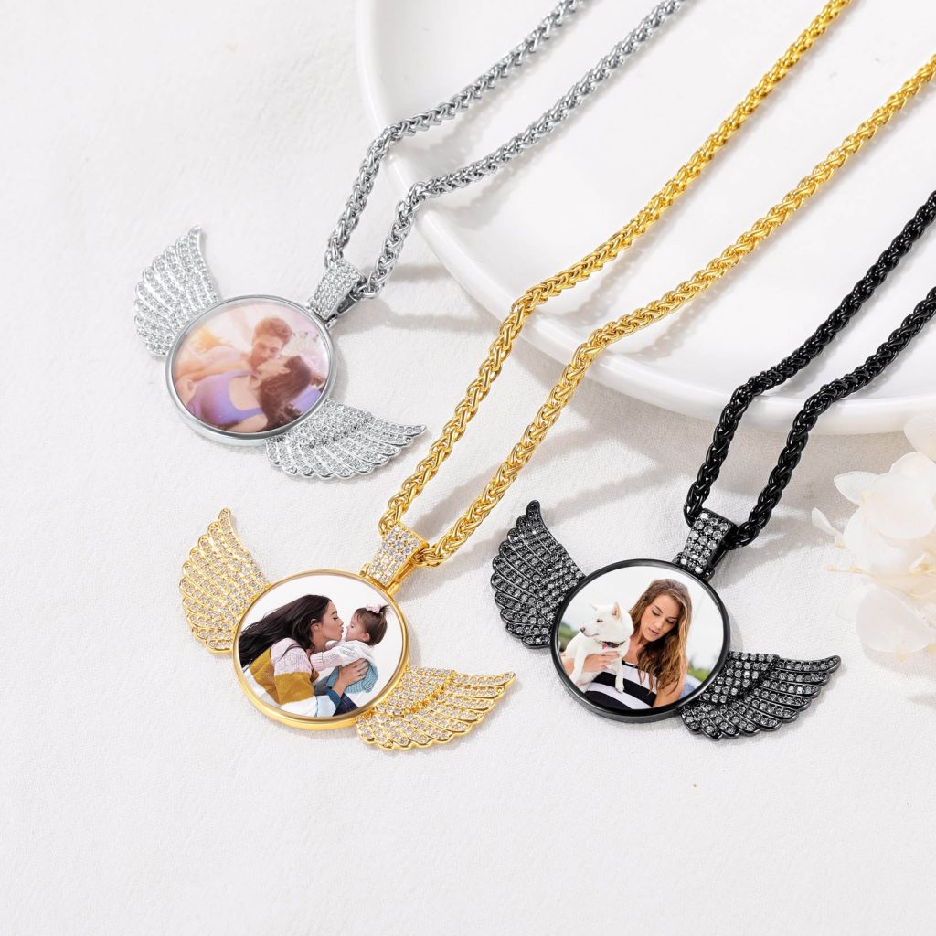 Gift a Picture Necklace to Your Loved Ones