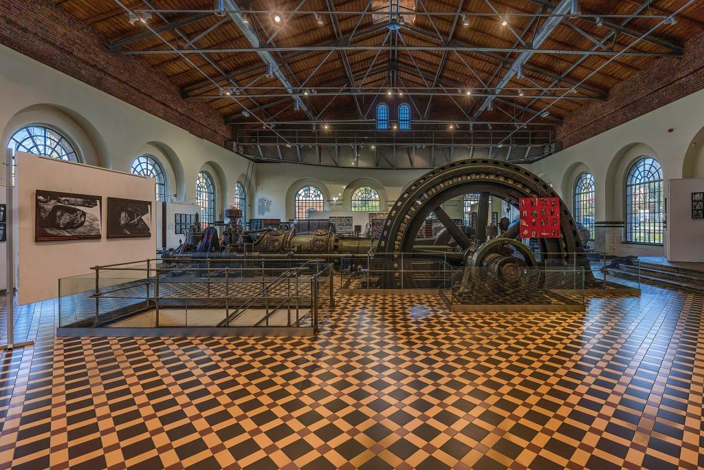 Hala główna Galerii Elektrownia w Czeladzi z ekspozycją maszyn i urządzeń pokopalnianych